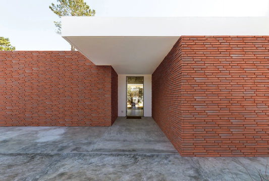 Brick Slips BRONX RED Concrete Interior & Exterior - Box on exterior wall of a house Decormania.eu