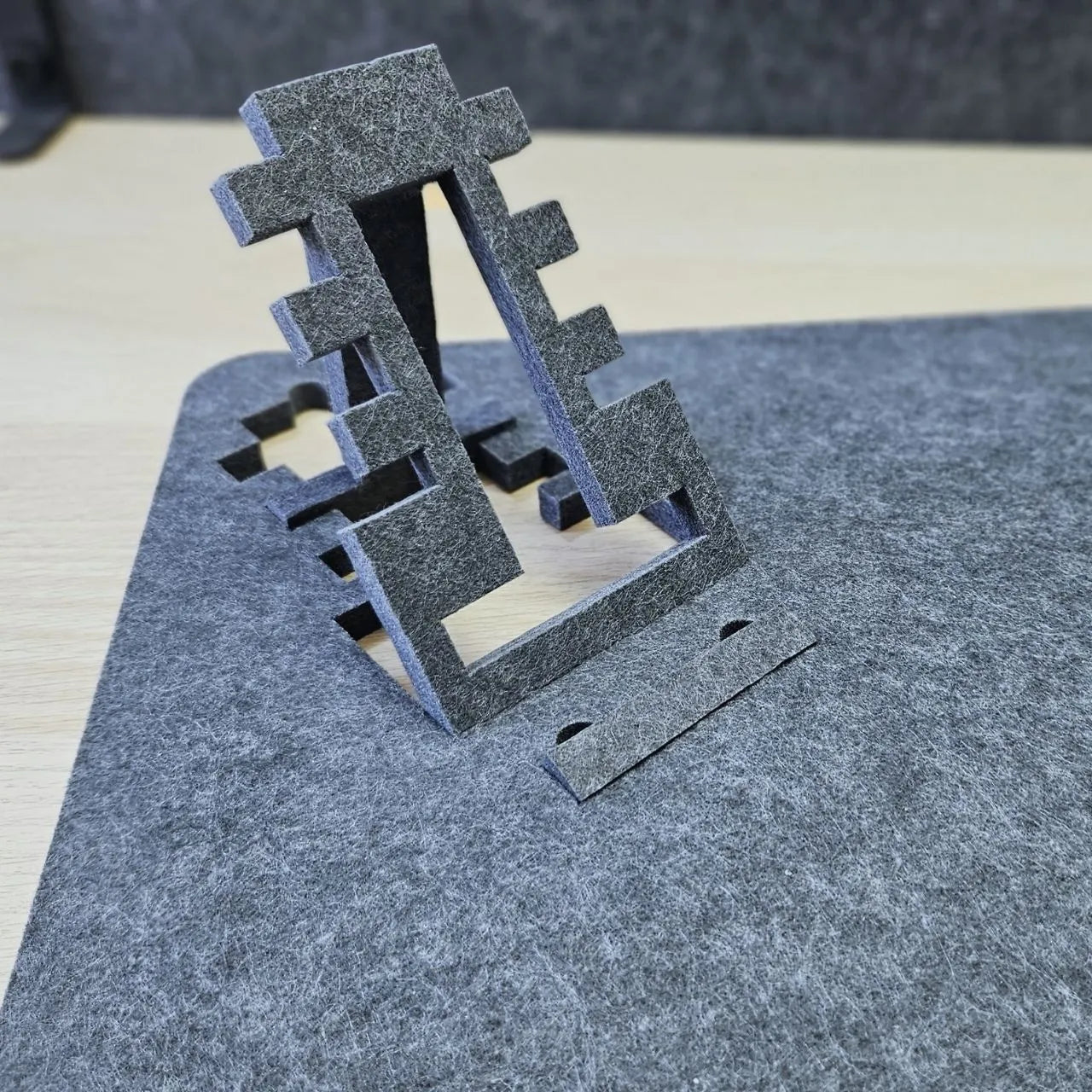 Acoustic Office Accessories Felt Desk Pad closeup of phone holder Decormania EU