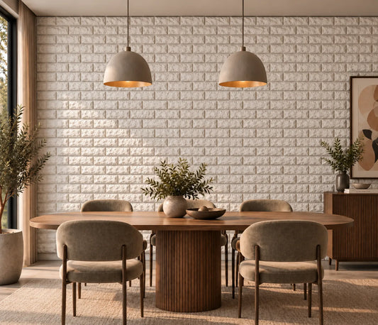 Panneaux muraux 3D en plâtre White Brick blancs derrière une table de salle à manger en bois avec chaises beiges et suspensions lumineuses