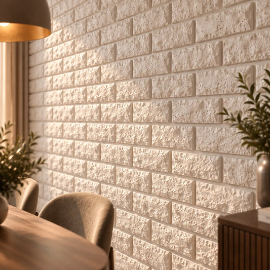 Vue rapprochée de panneaux muraux 3D en plâtre White Brick blancs montrant la texture brute des briques et les joints en retrait sous une lumière chaude
