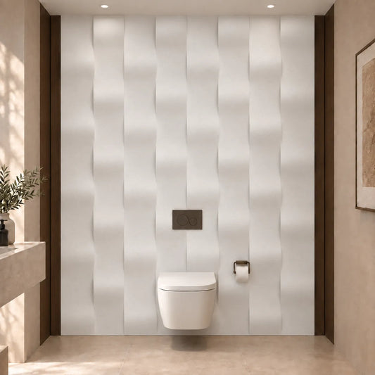 Vue de face d’un WC moderne avec des panneaux muraux 3D en plâtre blanc Drop encadrés de bois foncé