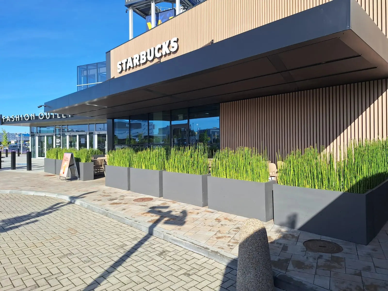 Outdoor Concrete Planters - Rectangle 50x120x50 cm in front of a starbucksDecormania.eu
