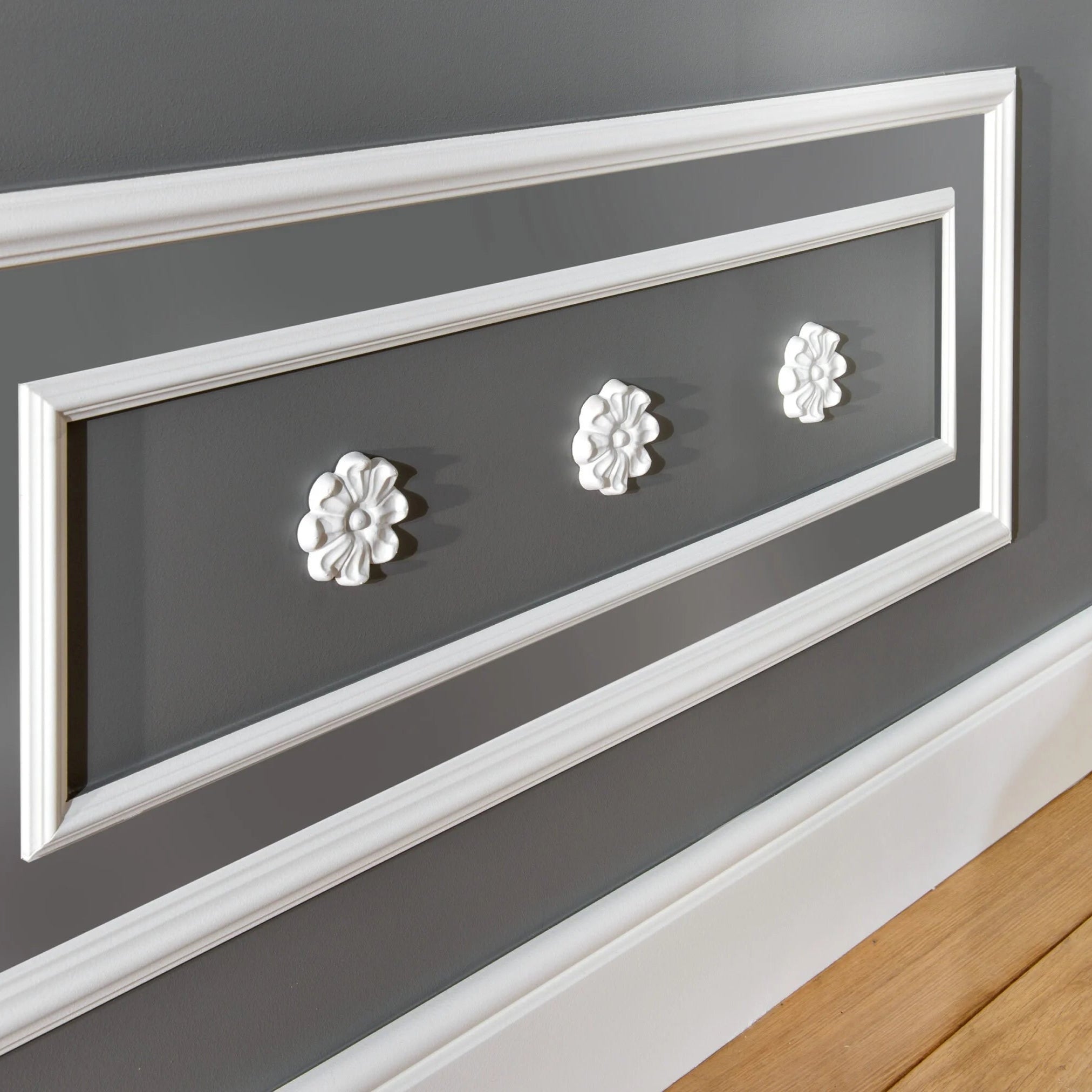 R17 ARSTYL Ceiling Rose on grey wall DecorMania.eu