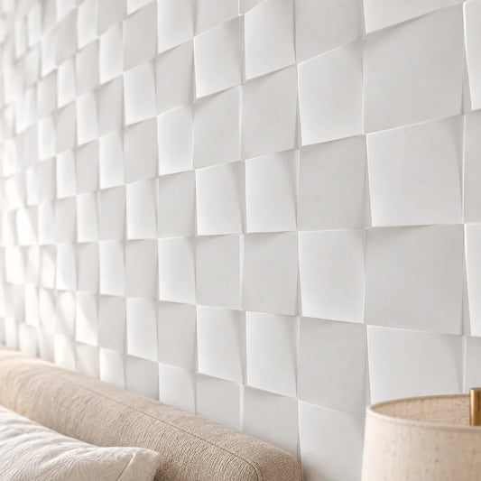 Vue rapprochée des panneaux muraux 3D en plâtre Square montrant le relief géométrique et la texture blanche mate à côté d'une lampe de chambre