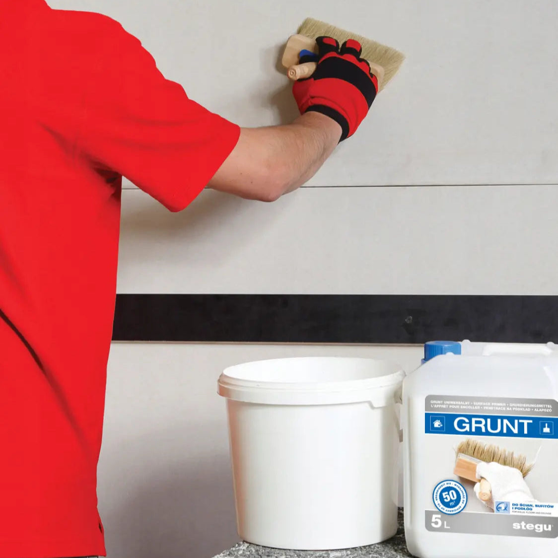 Wall Primer - Decormania Adhesive & Accessory during application Decormania.eu