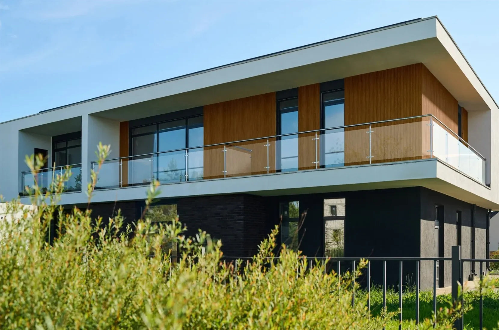 Wood Texture Flexible Wall Panels LINE WINCHESTER on contemporary house elevation Decormania.eu