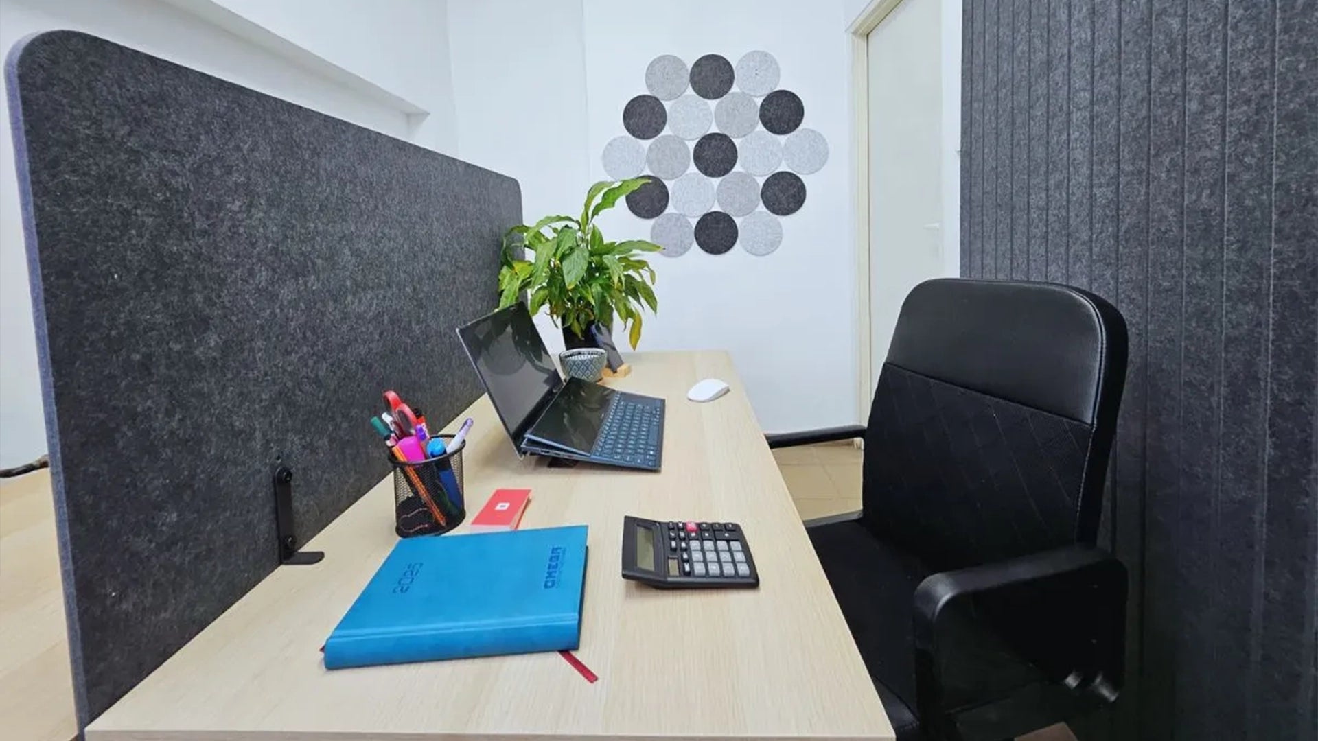 Felt Privacy Screen - Acoustic Office Partition in reception interior DecorMania EU