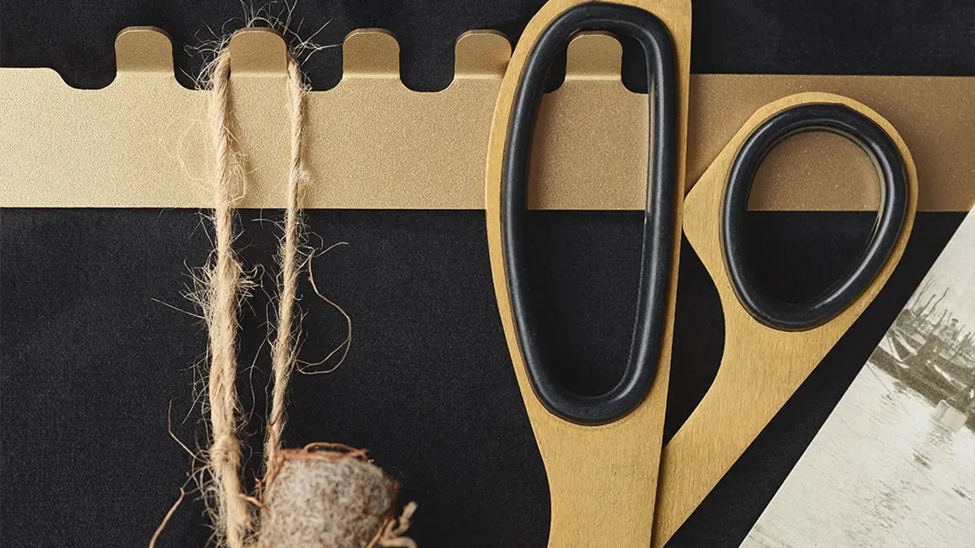 Padded Wall Boards Accessories - Decorative Strip 2 Gold on black panel closeup Docormania.eu