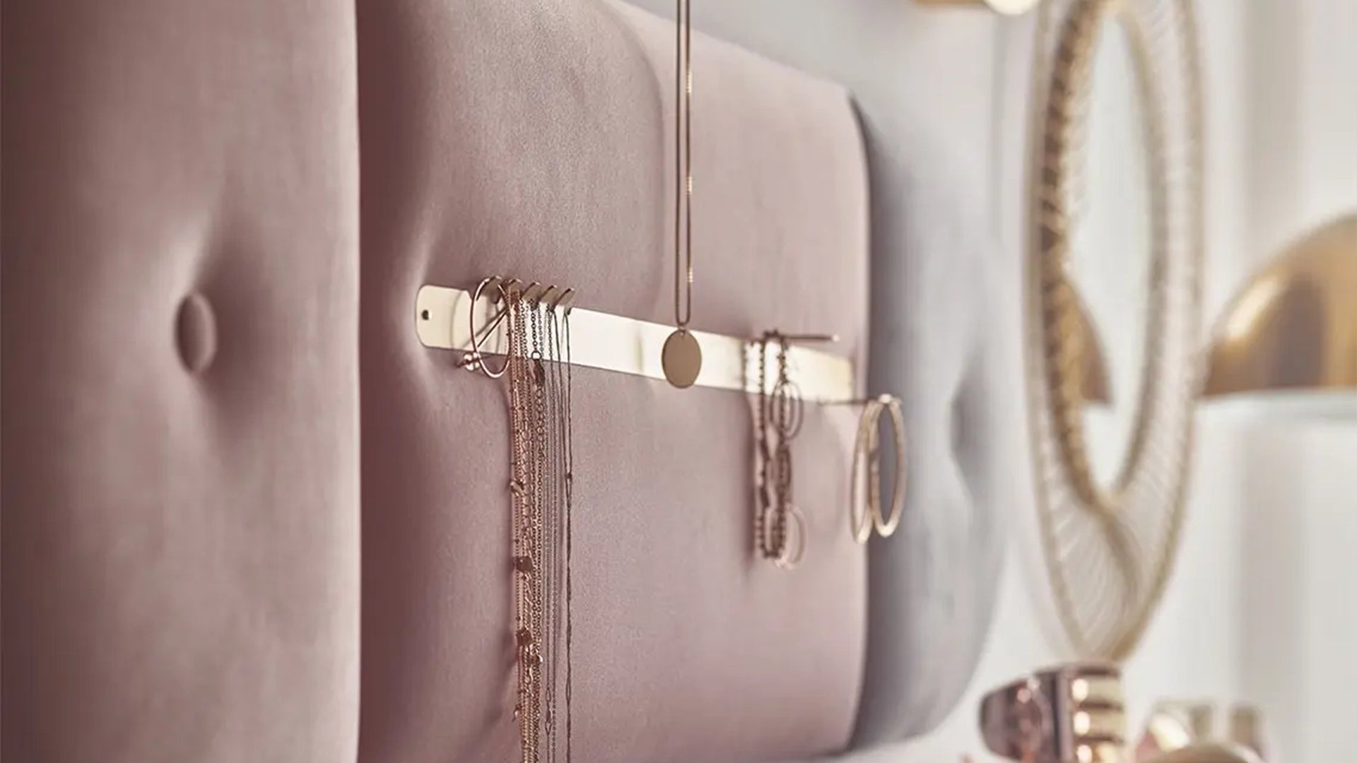 Padded Wall Boards Accessories - Decorative Strip 2 Gold on pink panel with jewellery Padded wall Panels Docormania.eu