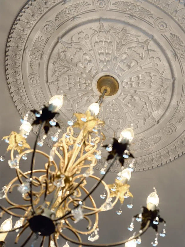VICTORIA R25 Ceiling Rose with a chandelier | DecorMania.eu